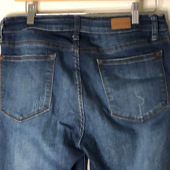 Judy blue high rise ,stretch jeans. Size 31. Straight leg. Feathering. Soft, EUC - Picture 3 of 7